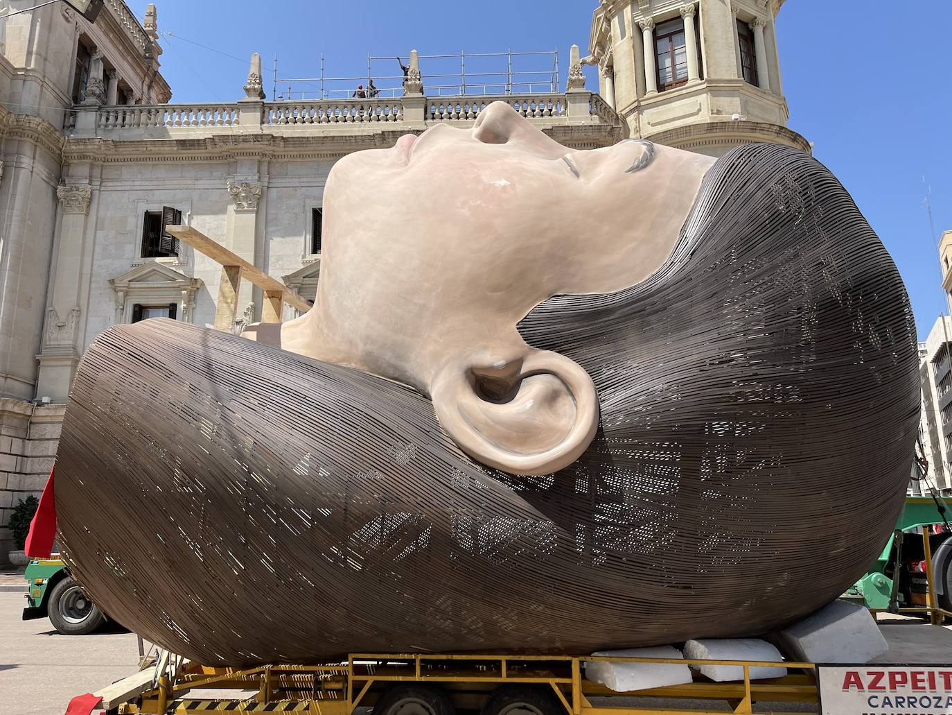 La meditadora vuelve a la plaza del Ayuntamiento más de un año después. El Consistorio sólo plantará el busto tras quemar el resto del cuerpo cuando se suspendieron las Fallas 2020. 