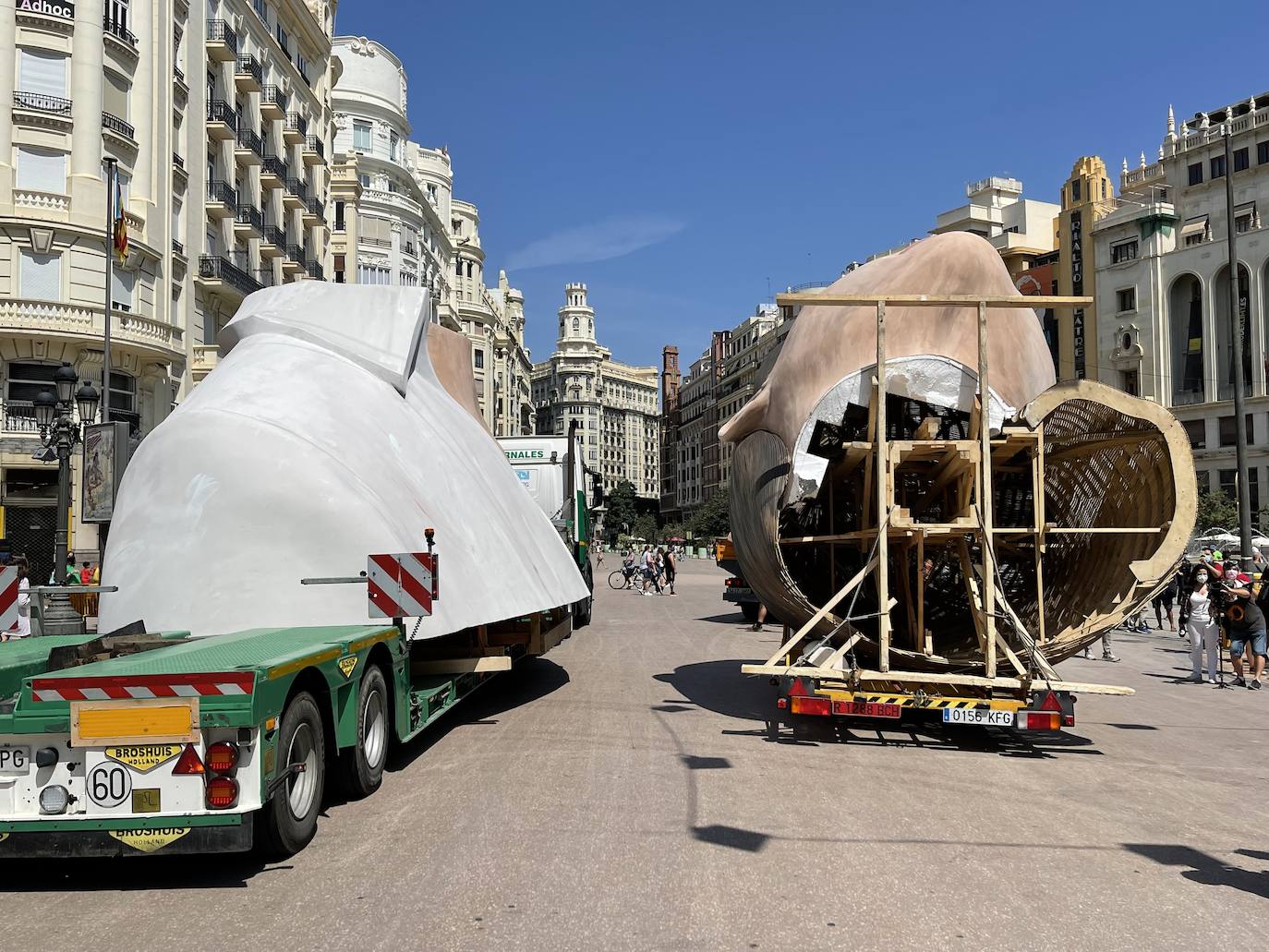 La meditadora vuelve a la plaza del Ayuntamiento más de un año después. El Consistorio sólo plantará el busto tras quemar el resto del cuerpo cuando se suspendieron las Fallas 2020. 