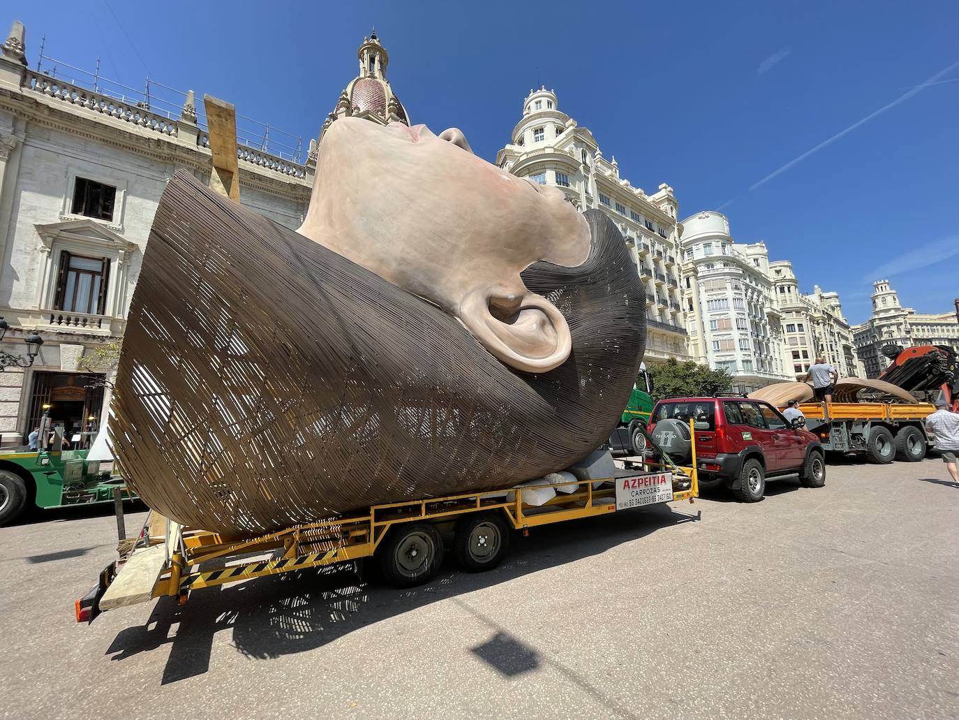 La meditadora vuelve a la plaza del Ayuntamiento más de un año después. El Consistorio sólo plantará el busto tras quemar el resto del cuerpo cuando se suspendieron las Fallas 2020. 