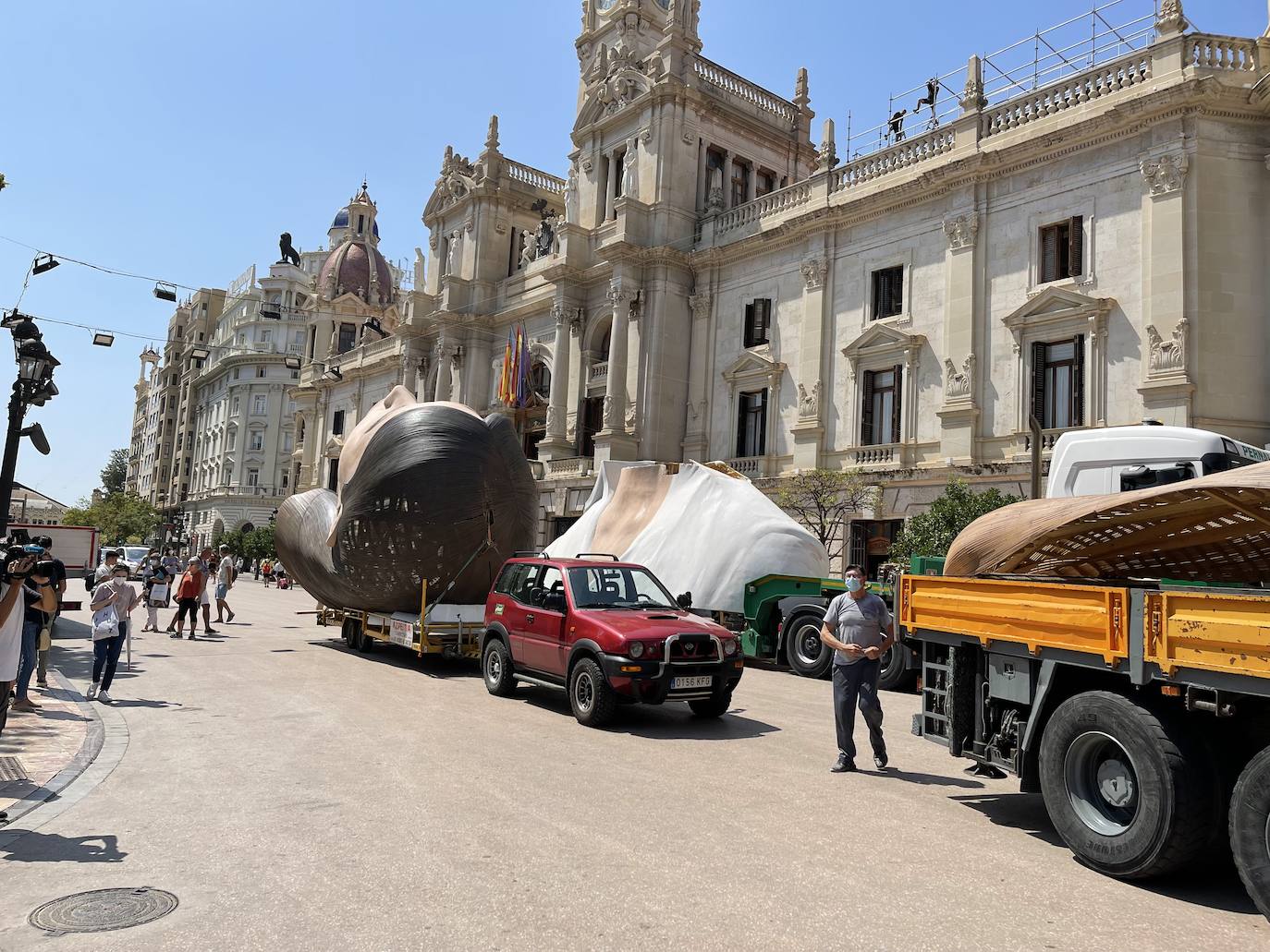 La meditadora vuelve a la plaza del Ayuntamiento más de un año después. El Consistorio sólo plantará el busto tras quemar el resto del cuerpo cuando se suspendieron las Fallas 2020. 