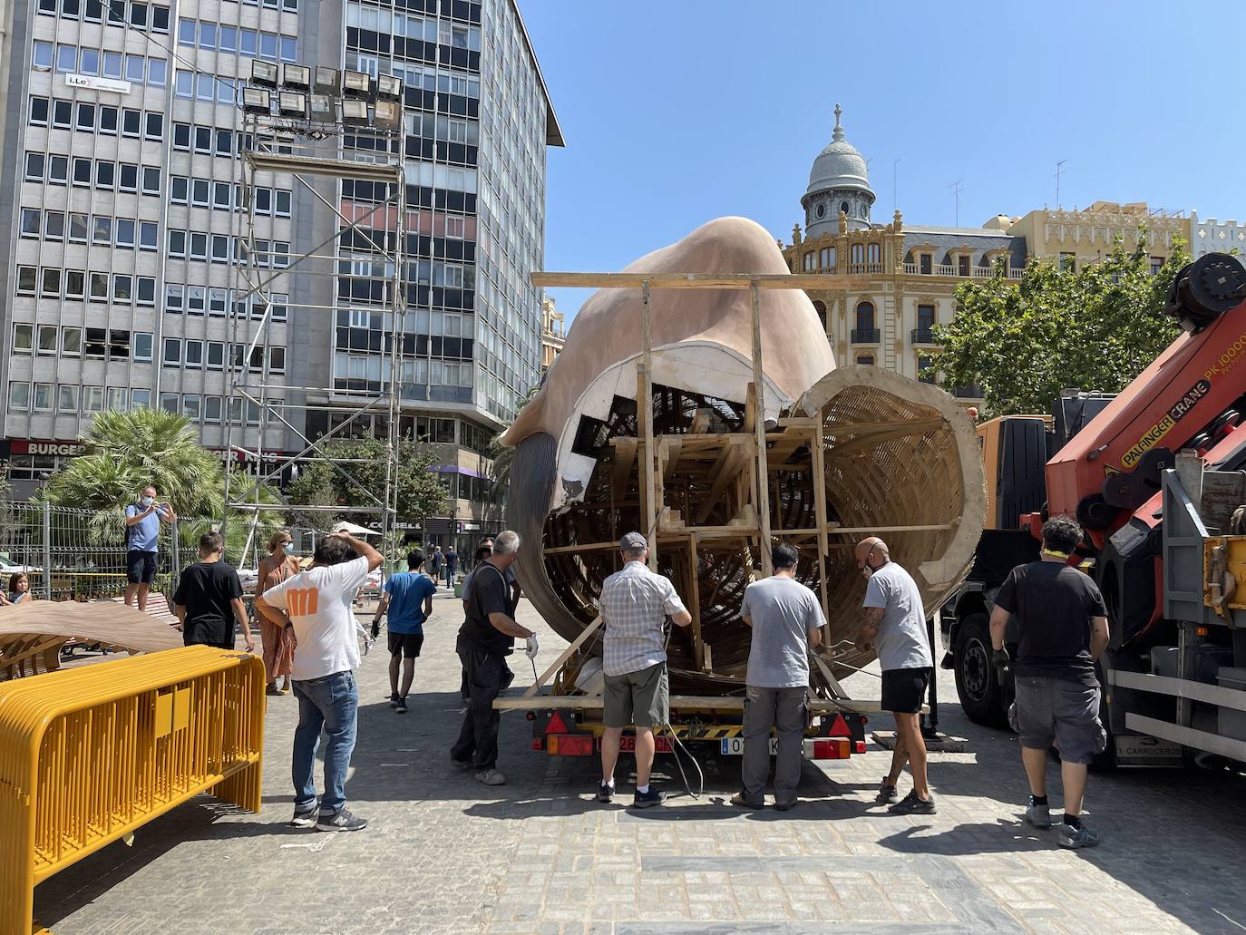 La meditadora vuelve a la plaza del Ayuntamiento más de un año después. El Consistorio sólo plantará el busto tras quemar el resto del cuerpo cuando se suspendieron las Fallas 2020. 