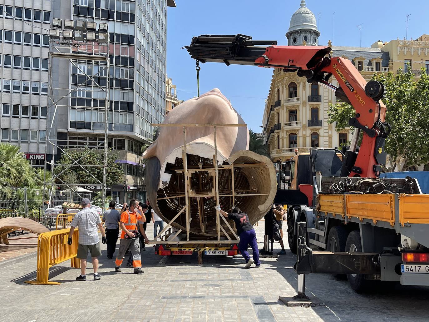 La meditadora vuelve a la plaza del Ayuntamiento más de un año después. El Consistorio sólo plantará el busto tras quemar el resto del cuerpo cuando se suspendieron las Fallas 2020. 