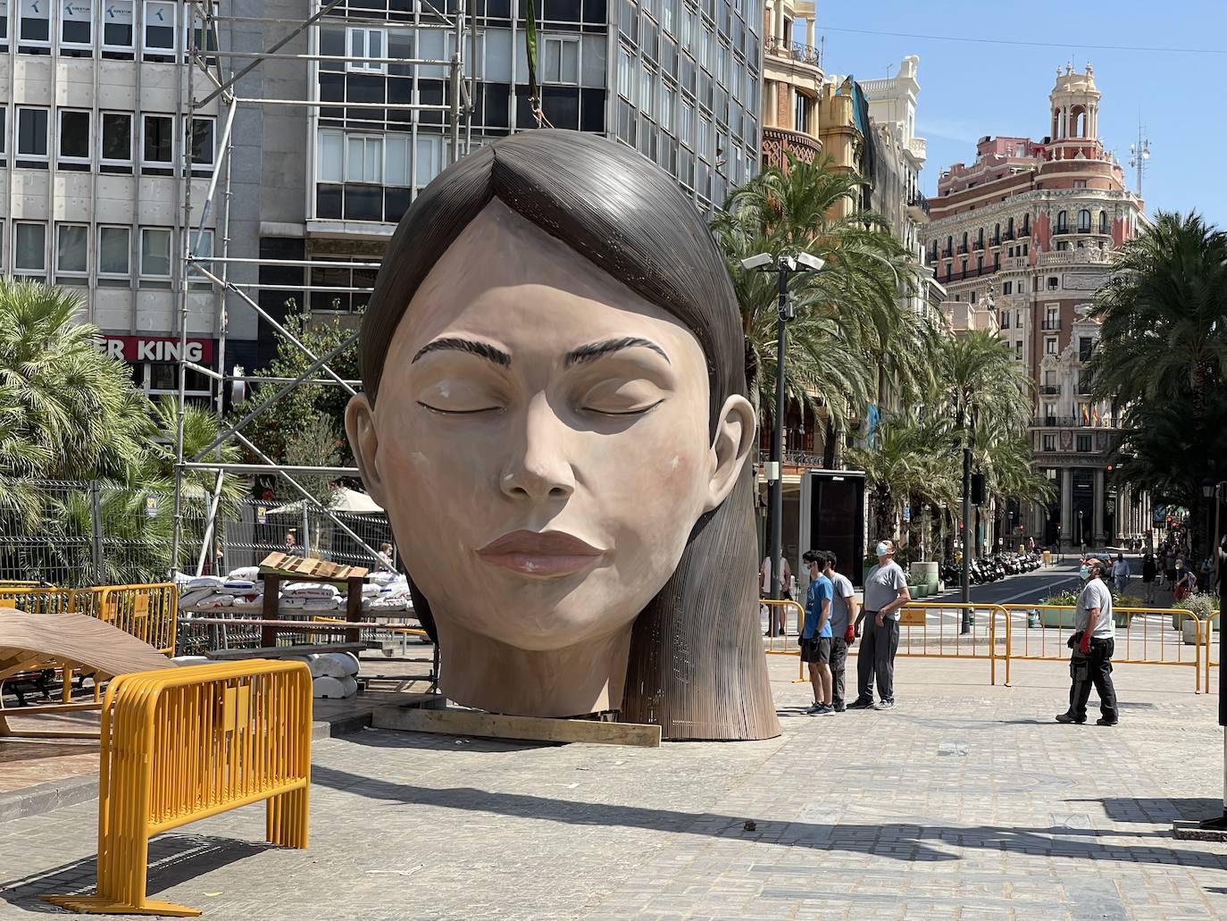 La meditadora vuelve a la plaza del Ayuntamiento más de un año después. El Consistorio sólo plantará el busto tras quemar el resto del cuerpo cuando se suspendieron las Fallas 2020. 