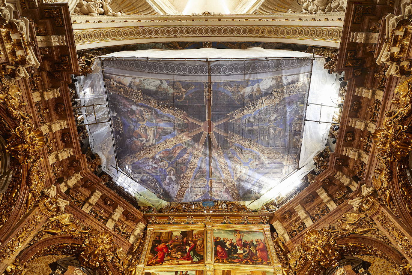 Catedral de Santa María S.VII | Al igual que ocurre con San Juan del Hospital, como su construcción se ha prolongado en el tiempo, los estilos bebieron de las corrientes del momento y esto ha tenido como resultado una Catedral que presenta una fusión de estilos arquitectónicos. En la época románica, (s.VIII), se construyó la mezquita mayor de Balansiya, que sirvió como catedral tras la fundación del reino cristiano de Valencia. En 1262, se colocó la primera piedra de la actual catedral correspondiéndose con la puerta de la Almoina. Entre sus muros, la catedral de Valencia guarda el Santo Cáliz.