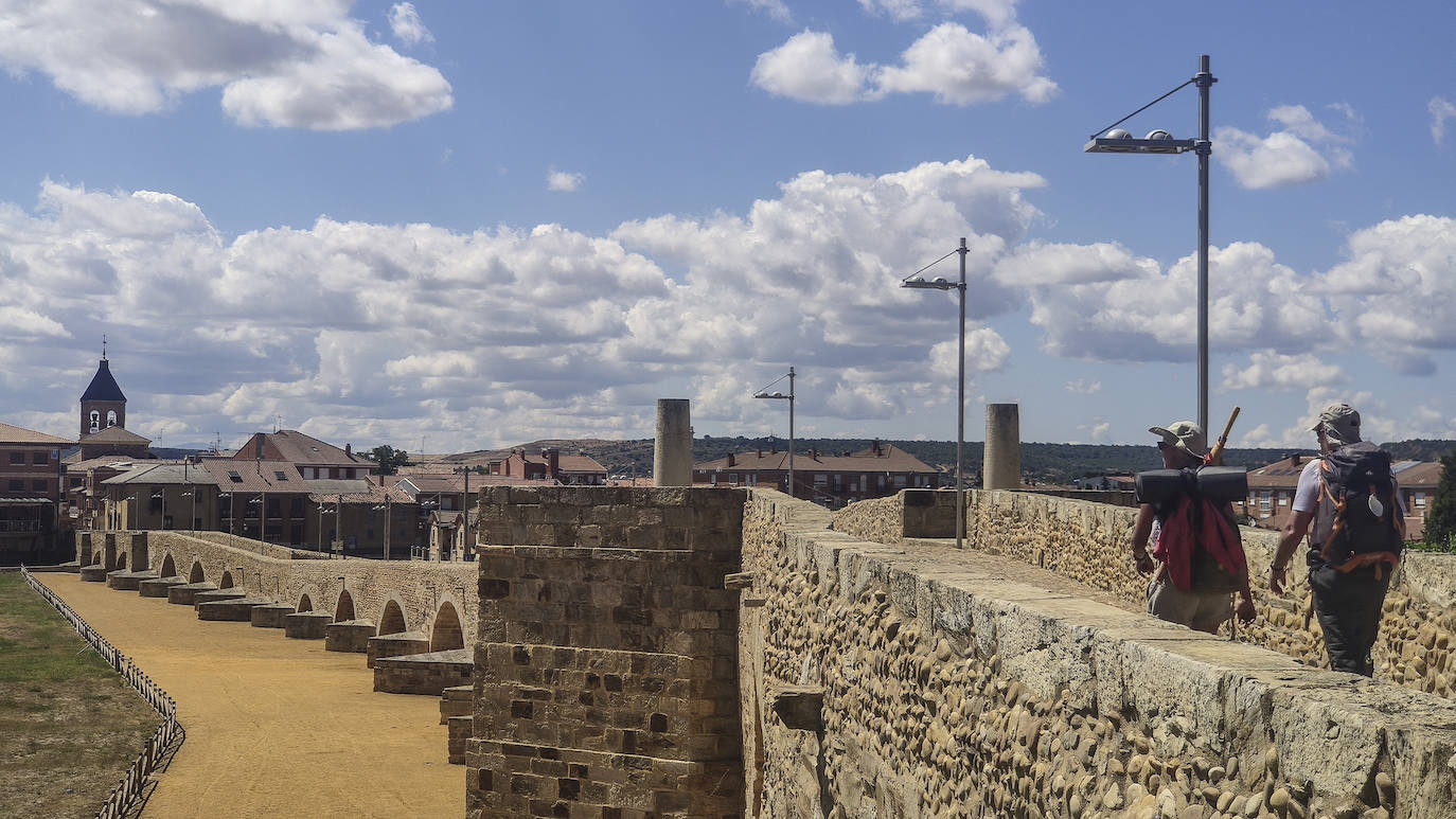 Hospital de Órbigo es una de esas localidades donde el pasado sigue vivo. Las gestas medievales que tuvieron lugar sobre su mastodóntico puente siguen despertando la admiración de quienes lo visitan.