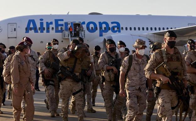 Imagen principal - Llegada de los militares españoles que han participado en la evacuación de los refugiados. 