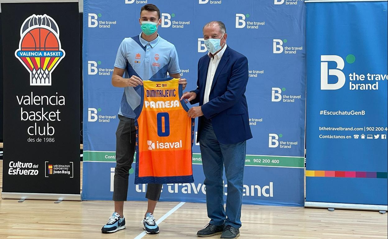 Nenad Dimitrijevic, posando con la camiseta del Valencia Basket en su presentación  