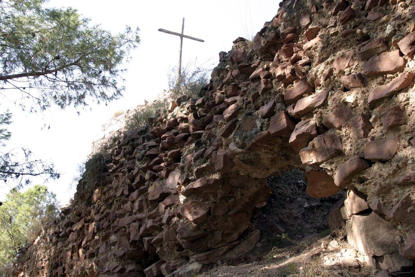 Castillo de Jaime I | Ya en el siglo XIII, Jaime I tomó la ciudad consiguiendo que los musulmanes se retiraran, pero con el fin de que Jaime I el Conquistador no pudiera hacer uso del castillo, antes de marcharse, los musulmanes lo destruyeron. No supuso un problema para el Conquistador, pues consiguió volver a levantarlo. De esta manera, la fortaleza sobrevivió hasta 1365, momento en el que el rey Pedro IV de Aragón lo mandó destruir en uno de sus ataques derivados de la guerra castellano-Aragonesa. 