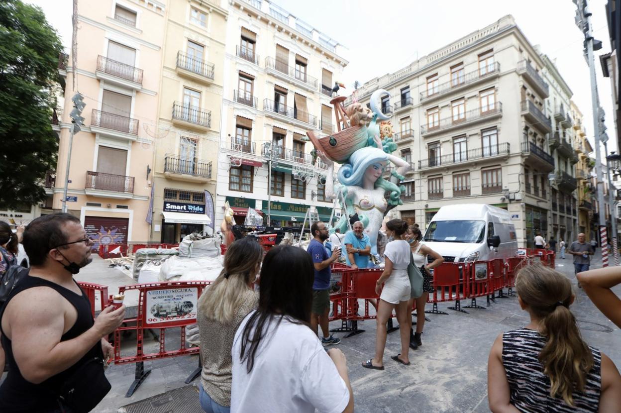 La falla Plaza de La Merced, situada en el barrio del Carmen, durante su plantà el jueves. iván arlandis