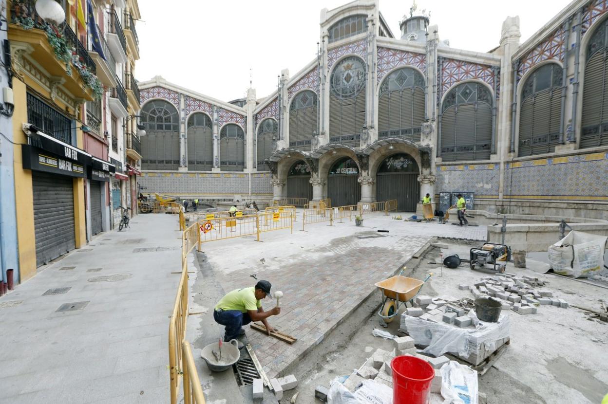 Colocación del nuevo pavimento en la calle Palafox, ayer. iván arlandis
