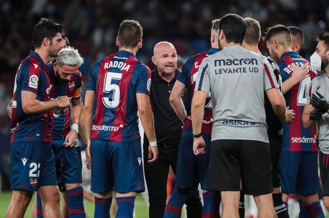 Paco López da indicaciones a sus jugadores en Orriols. j. M. FERNáNDEZ/AFP
