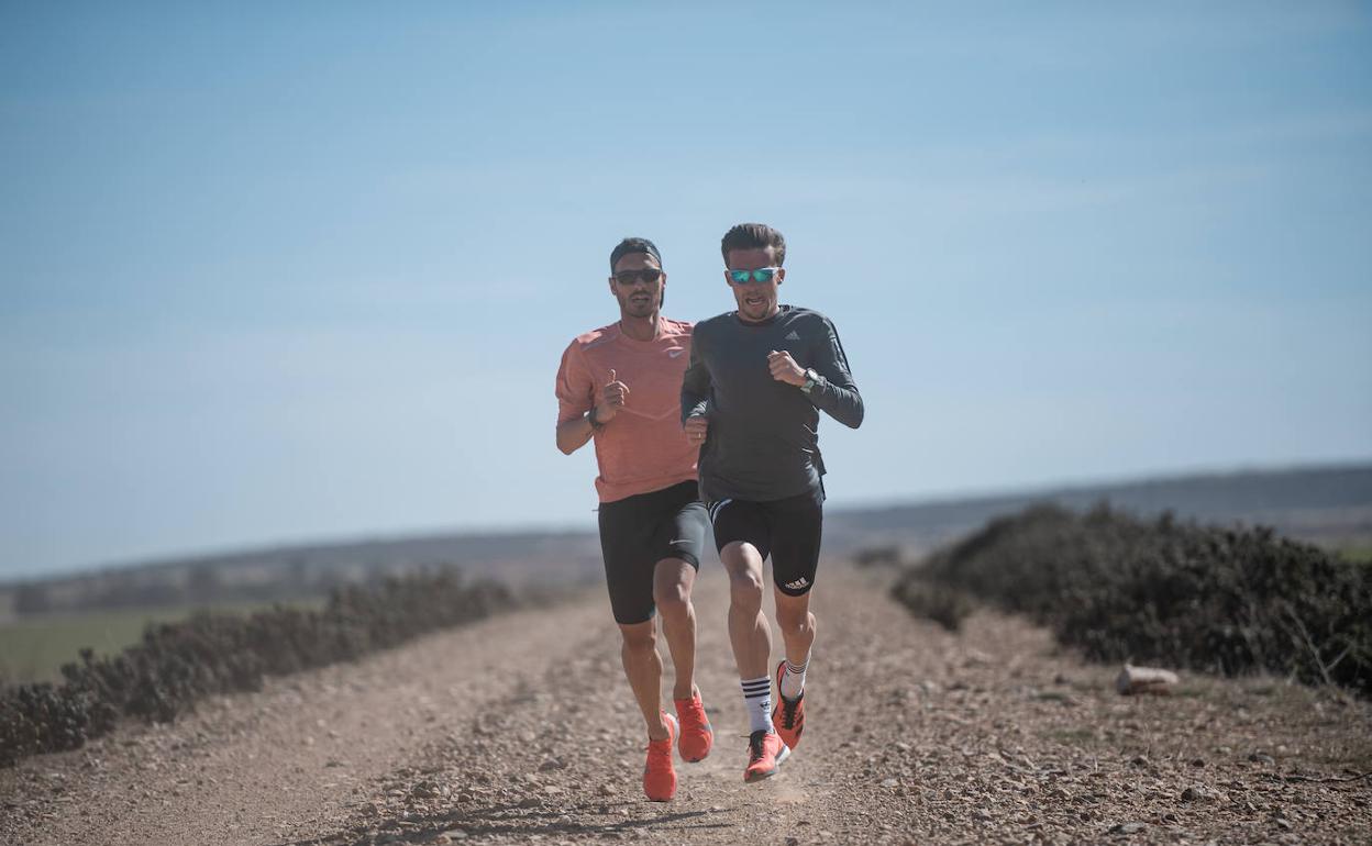 Toni Abadía, junto a Carlos Mayo en un entrenamiento en Bronchales. 