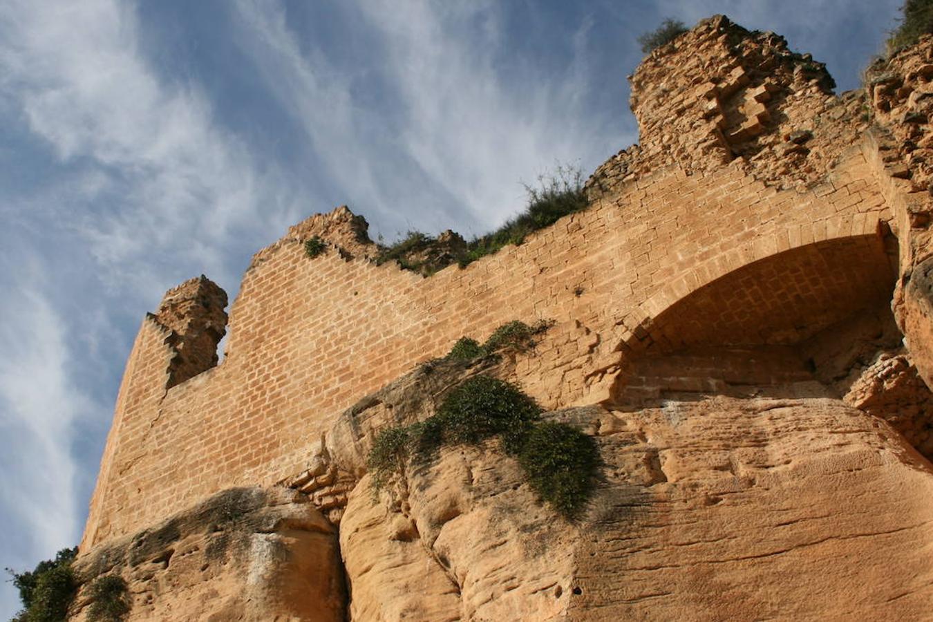 Castillo de Montesa | Esta fortaleza se encuentra ubicada en lo alto de una colina en la localidad de Montesa. Fue considerado uno de los mejores castillos de la Comunitat Valenciana debido a sus fuertes muros, el gran patio de armas, y sus potentes torres. Alcanzó fama durante la reconquista de Jaime I. Cuando los musulmanes trataban de escapar del yugo del conquistador se asentaron en esta fortaleza, que pasó a ser la rival del castillo de Xátiva. 