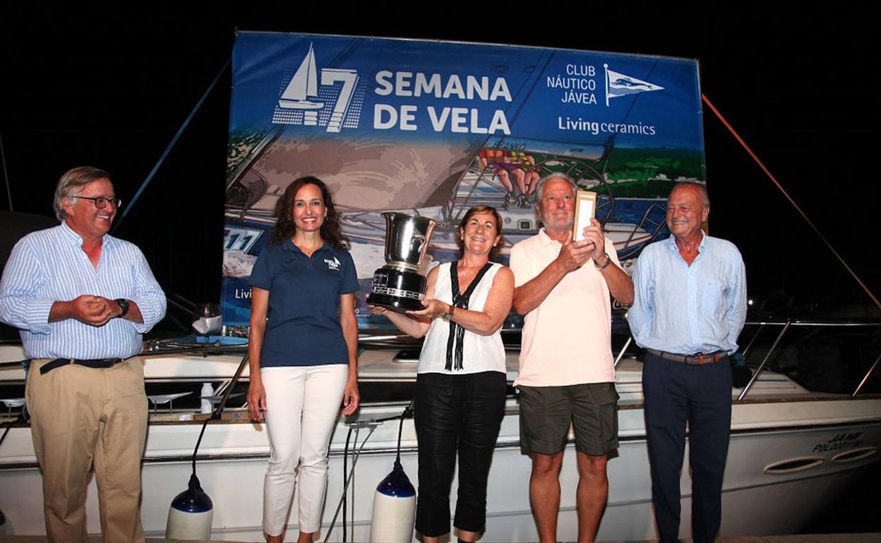 Almazán, recogiendo en Xàbia el trofeo al mejor armador del año. 