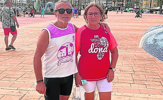 Con ropa de deporte. Antonio y Mercedes tuvieron que ir a comprarse ropa porque salieron con la de deporte.