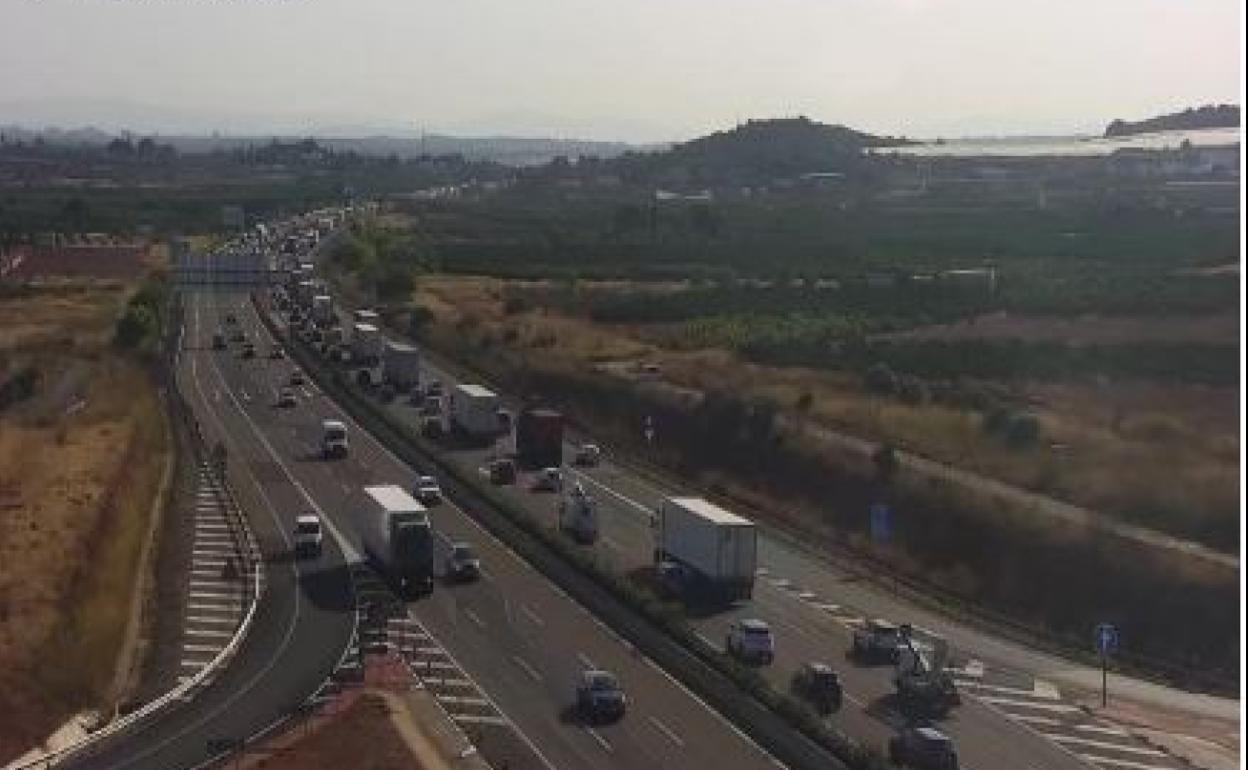 Colas en la A-7, a la altura de Náquera, desde primera hora de esta tarde.