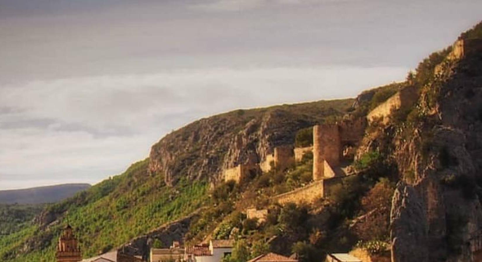 Castillo de Chulilla | Este castillo, al igual que todos los anteriores, es de época musulmana. Durante el siglo XIV la fortaleza fue reformada varias veces. Estas obras, de gran magnitud, se prolongaron en el tiempo hasta el siglo XVI. 