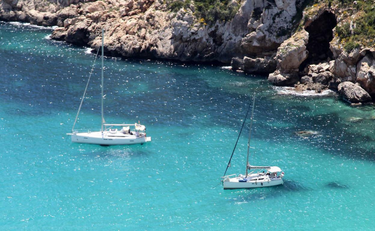 Embarcaciones en la  cala de la Granadella de Xàbia. 