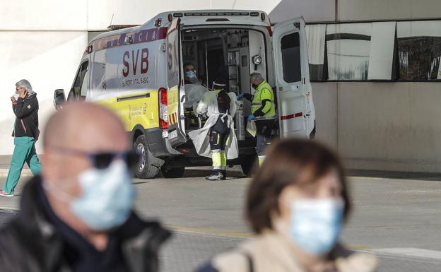 El aumento de los ingresos en la UCI enciende la alarma entre los sanitarios de la Comunitat