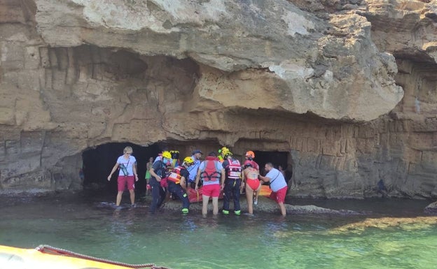 Efectivos del grupo de rescate de bomberos y de Cruz Roja Dénia asistiendo a la mujer. 