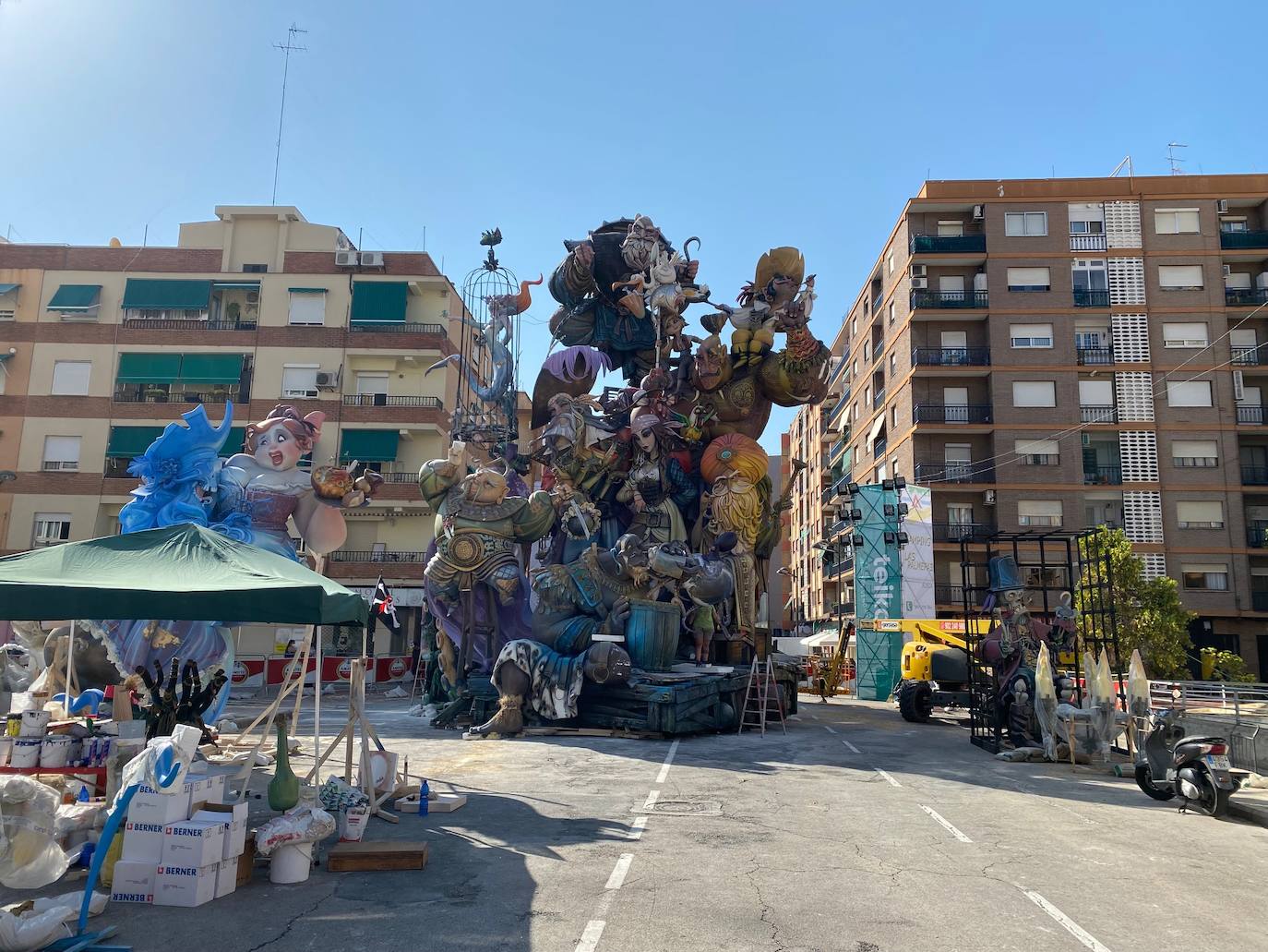 Los artistas frenan el trabajo en las horas de más calor y adelantan el montaje entre la tarde y la noche