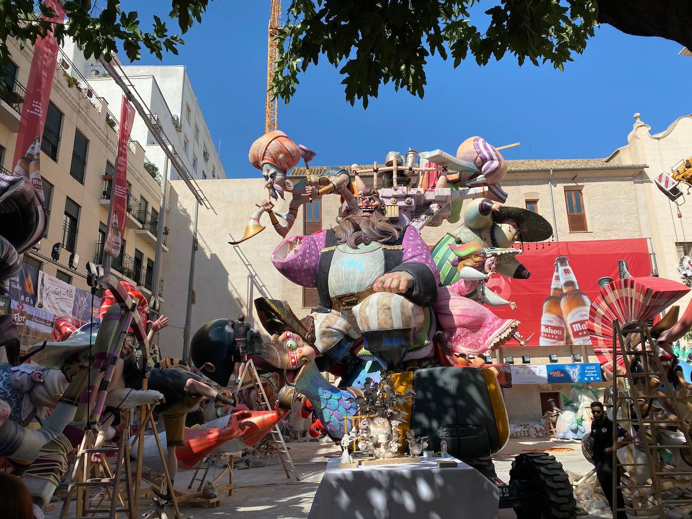 Los artistas frenan el trabajo en las horas de más calor y adelantan el montaje entre la tarde y la noche