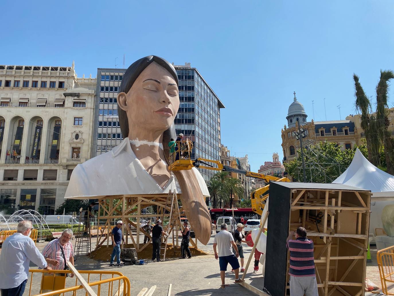 Los artistas frenan el trabajo en las horas de más calor y adelantan el montaje entre la tarde y la noche