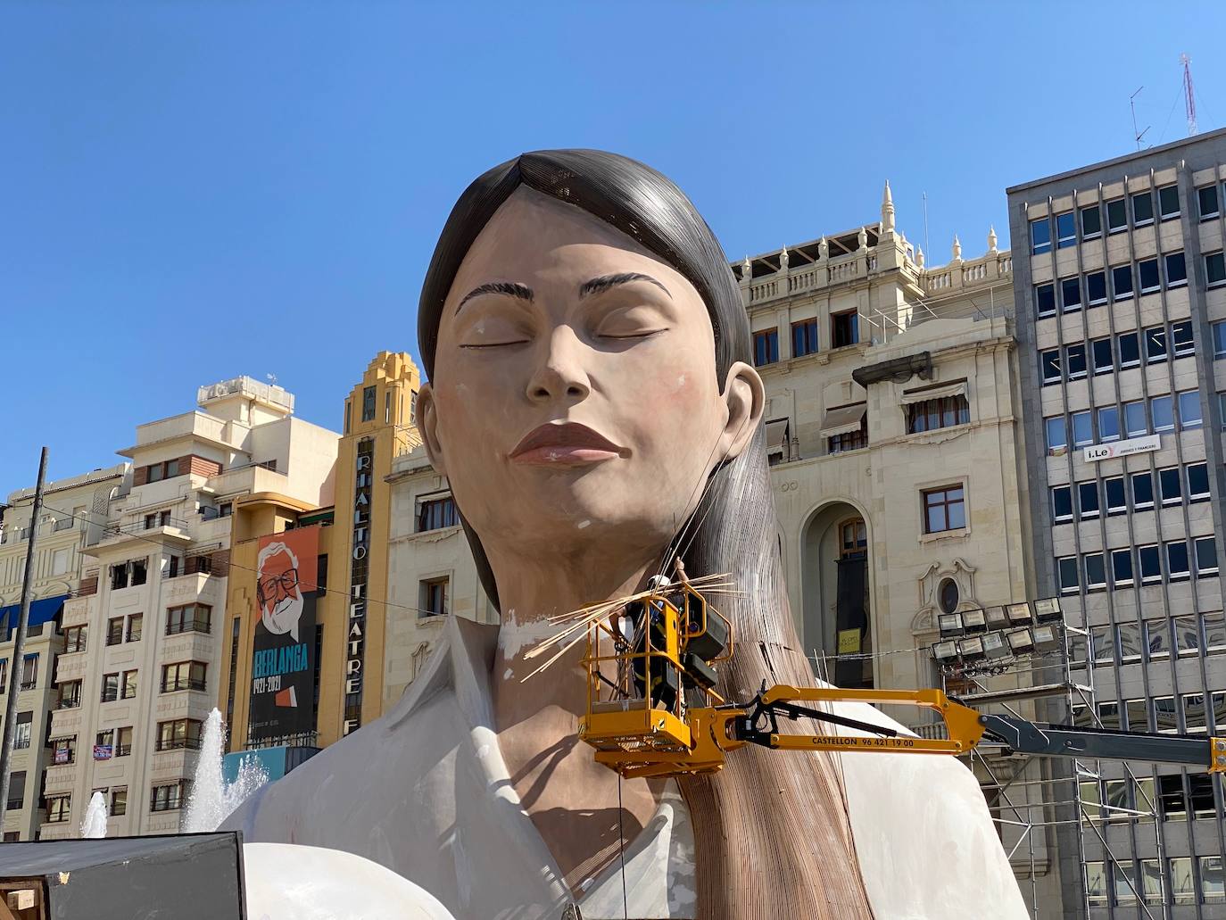 Los artistas frenan el trabajo en las horas de más calor y adelantan el montaje entre la tarde y la noche