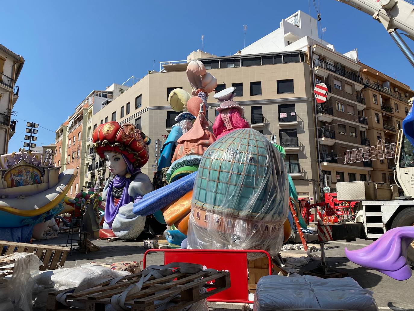 Los artistas frenan el trabajo en las horas de más calor y adelantan el montaje entre la tarde y la noche