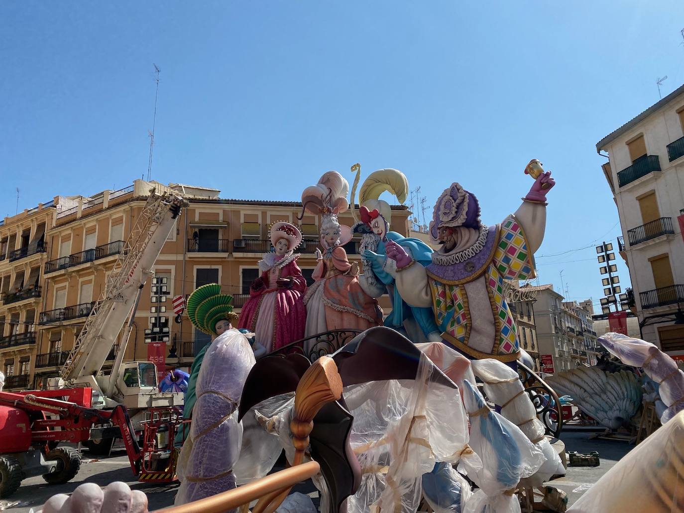 Los artistas frenan el trabajo en las horas de más calor y adelantan el montaje entre la tarde y la noche