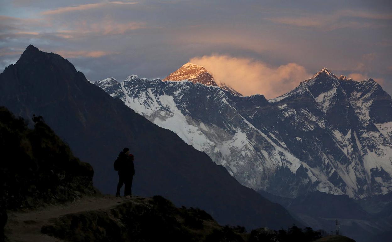 El monte Everest, iluminado en una hipnótica puesta de sol. 