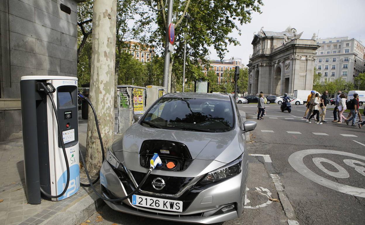 Un coche eléctrico en un punto de recarga. 