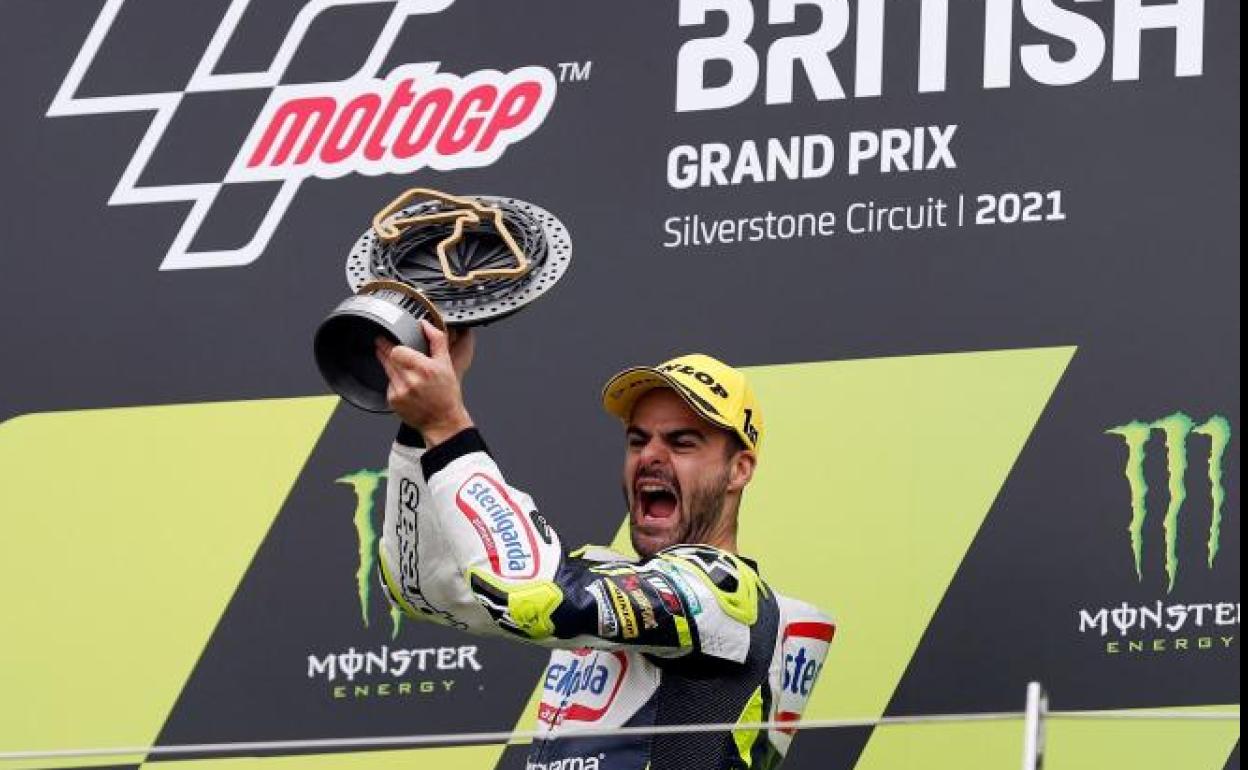 Fenati celebrando la victoria en el podio de Silverstone