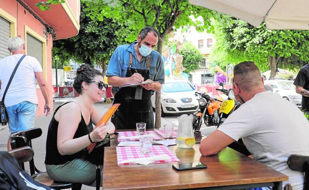 Varios comensales se disponen a hacer sus pedidos en un restaurante. 