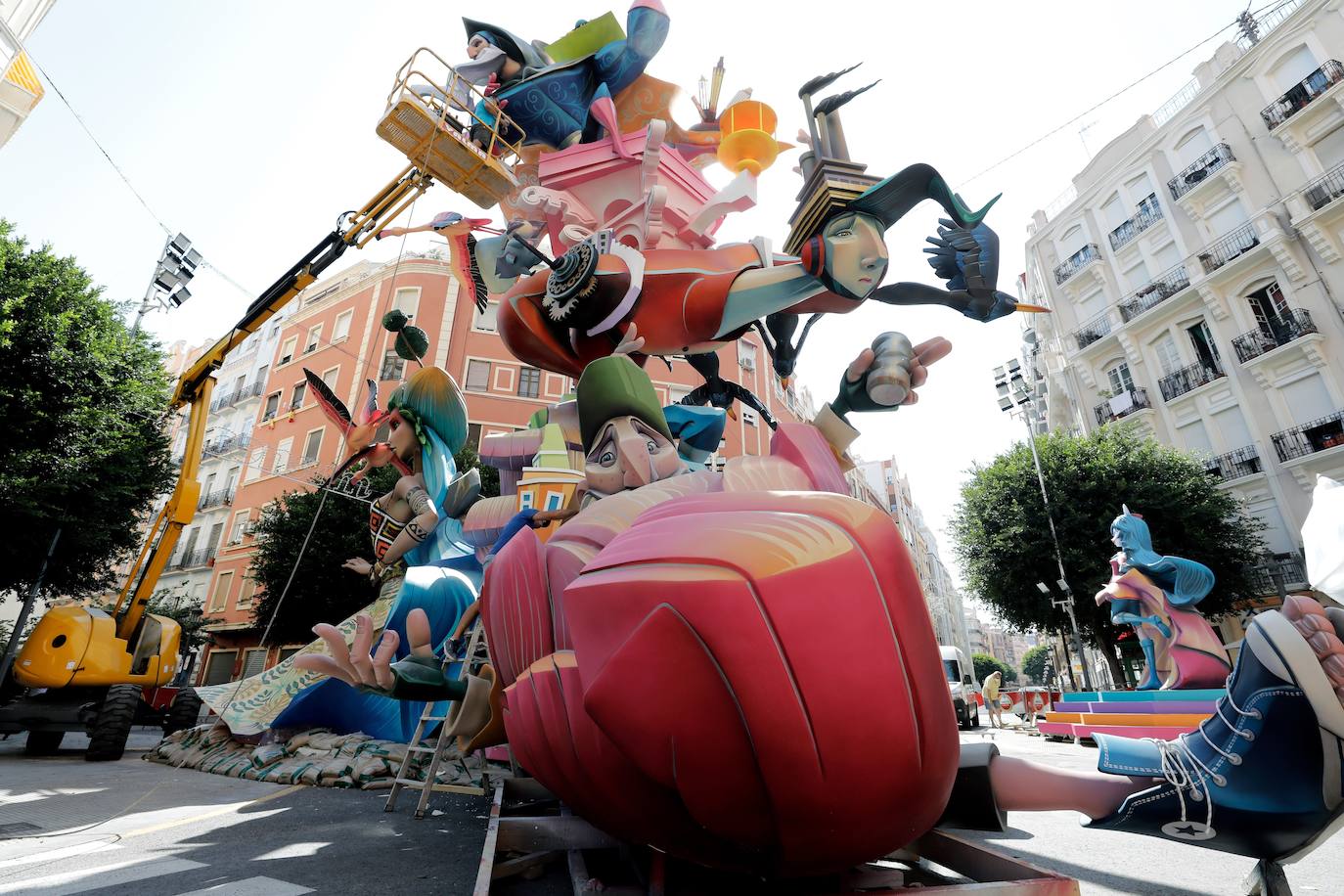 Las atípicas Fallas de Valencia de este año serán un trámite con algunos actos festivos mermados y marcados por la mascarilla, distancias y ausencia de público, que permitirán sortear la pandemia y quemar los monumentos que estaban almacenados desde hace 17 meses para cerrar un ciclo y renacer en 2022. 