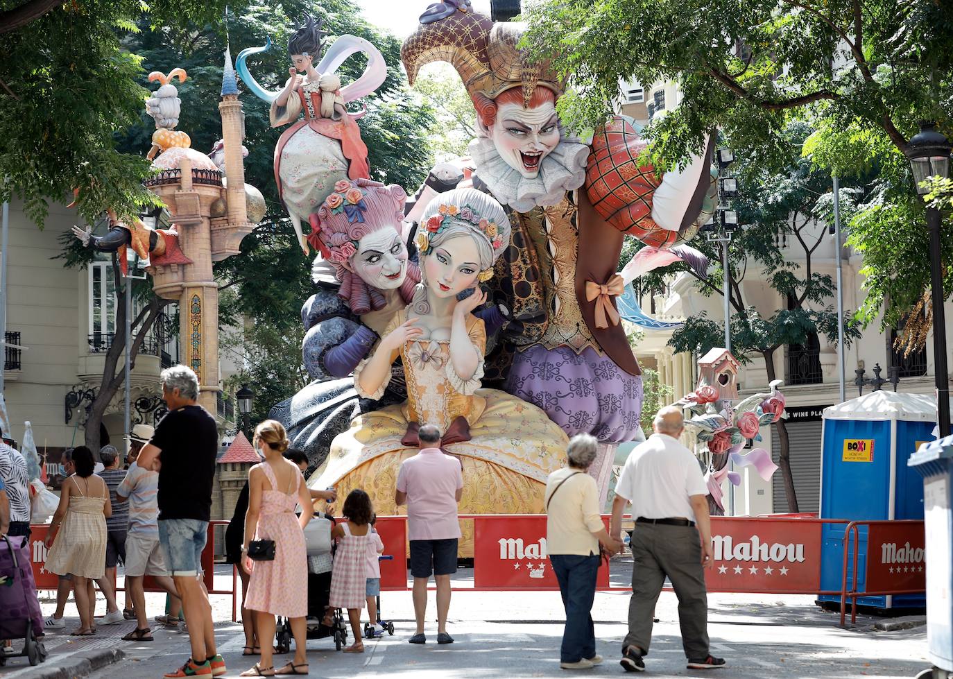 Las atípicas Fallas de Valencia de este año serán un trámite con algunos actos festivos mermados y marcados por la mascarilla, distancias y ausencia de público, que permitirán sortear la pandemia y quemar los monumentos que estaban almacenados desde hace 17 meses para cerrar un ciclo y renacer en 2022. 