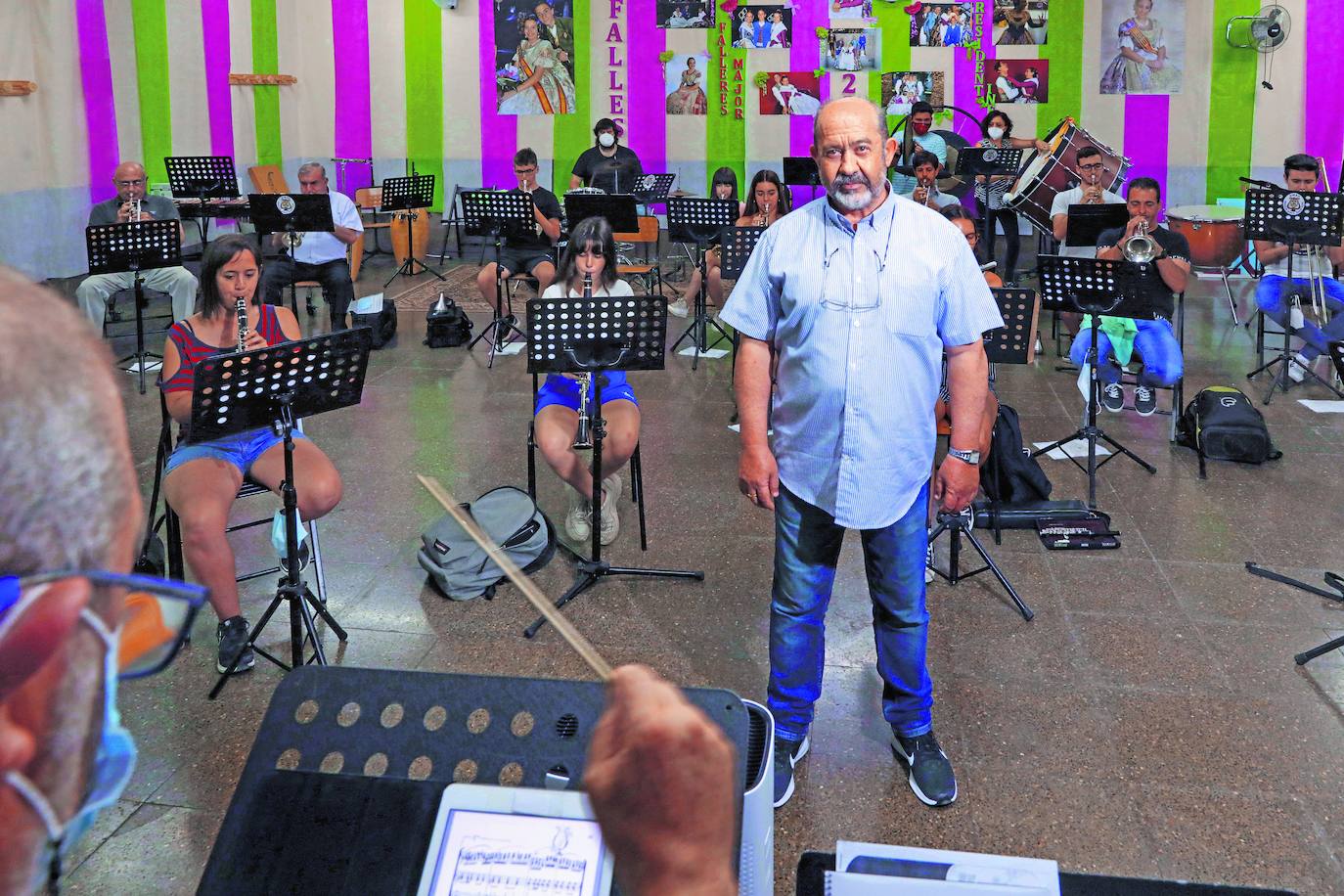 Enrique Vizcaíno, presidente de la Banda de Gayano Lluch, expresa el sentir de un colectivo que ve las Fallas de verano como el regreso de los pasodobles y marchas a unas calles silenciadas por la pandemia. Los músicos vestirán sin la chaqueta.