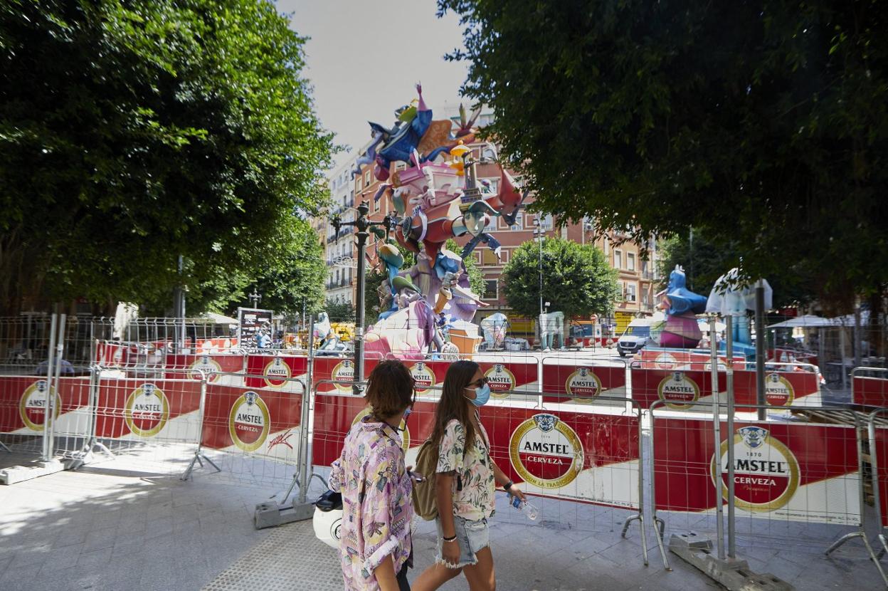 La falla Sueca-Literato Azorín, con espacio, ya ha empezado a colocar la doble valla en algunos tramos. 