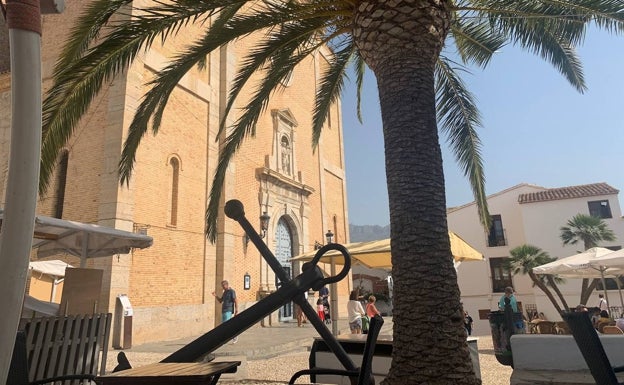 Turistas, más adentrado el día, entran en la Parroquia de Nuestra Señora del Consuelo .