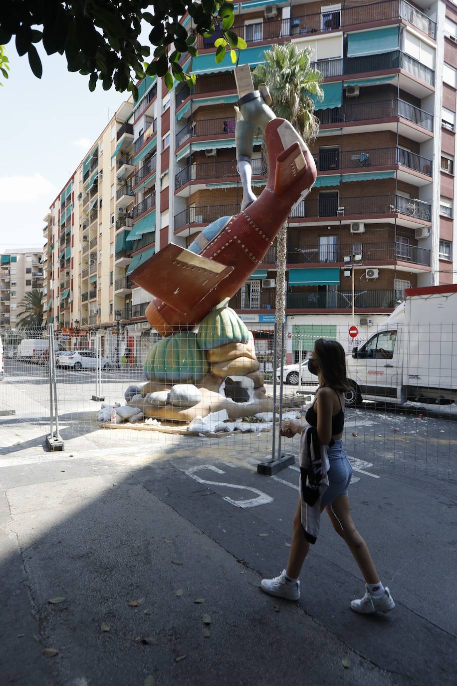 El monumento de la comisión Calvo Acacio de Valencia se ha caído durante las labores de montaje. A cuatro días de la plantà, la parte central y los remates han quedado muy dañados y la comisión confía en la ayuda del colectivo fallero para poder llegar a tiempo. 