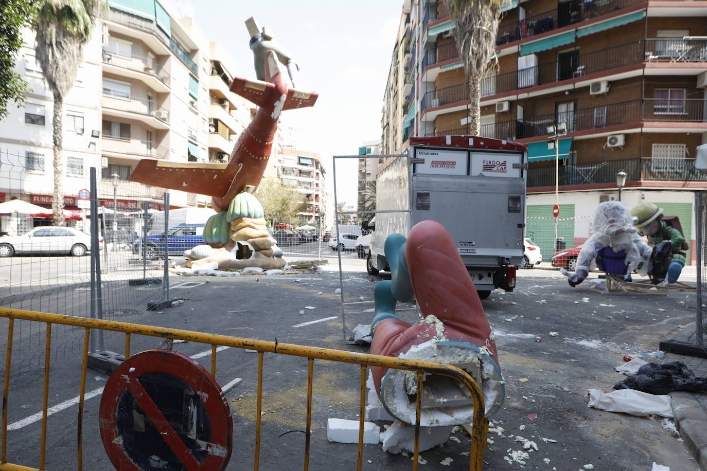 El monumento de la comisión Calvo Acacio de Valencia se ha caído durante las labores de montaje. A cuatro días de la plantà, la parte central y los remates han quedado muy dañados y la comisión confía en la ayuda del colectivo fallero para poder llegar a tiempo. 