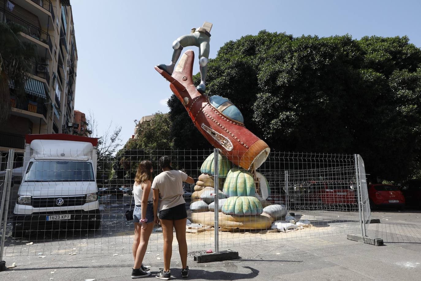 El monumento de la comisión Calvo Acacio de Valencia se ha caído durante las labores de montaje. A cuatro días de la plantà, la parte central y los remates han quedado muy dañados y la comisión confía en la ayuda del colectivo fallero para poder llegar a tiempo. 