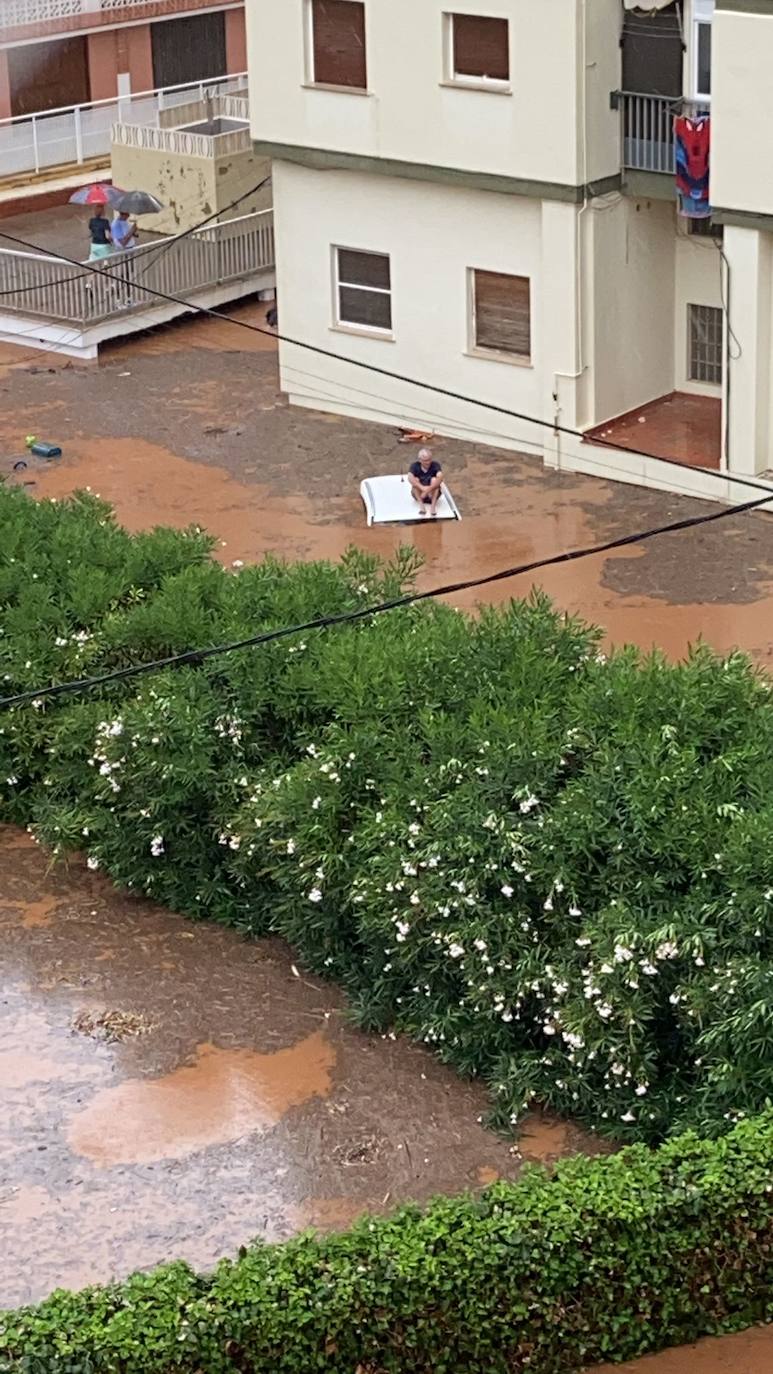 Un coche, afectado por las lluvias. 