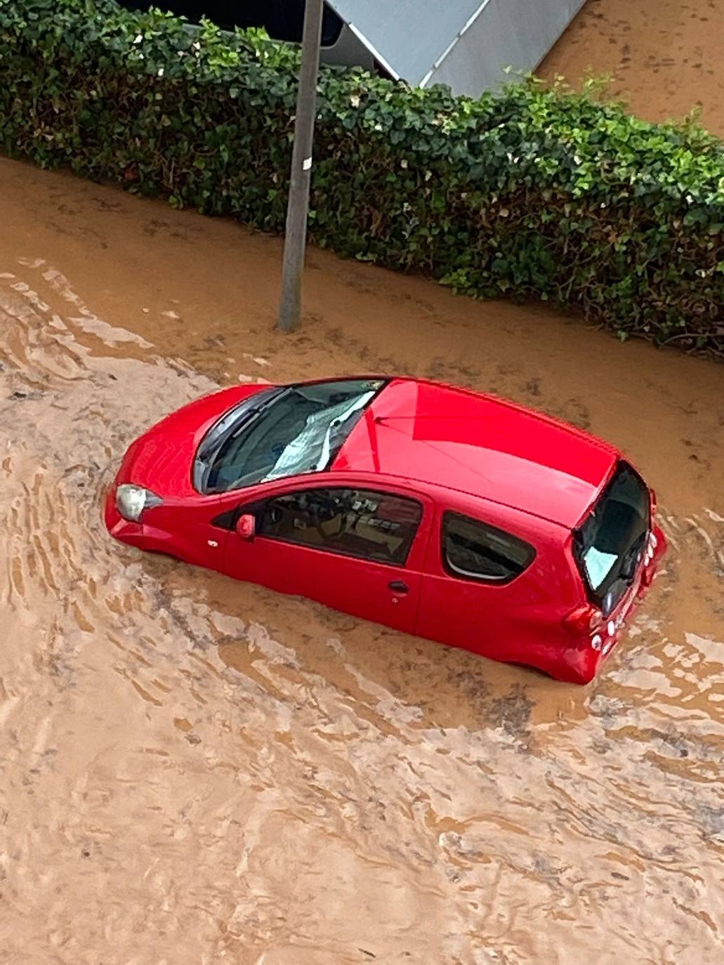 Un coche, afectado por las lluvias. 