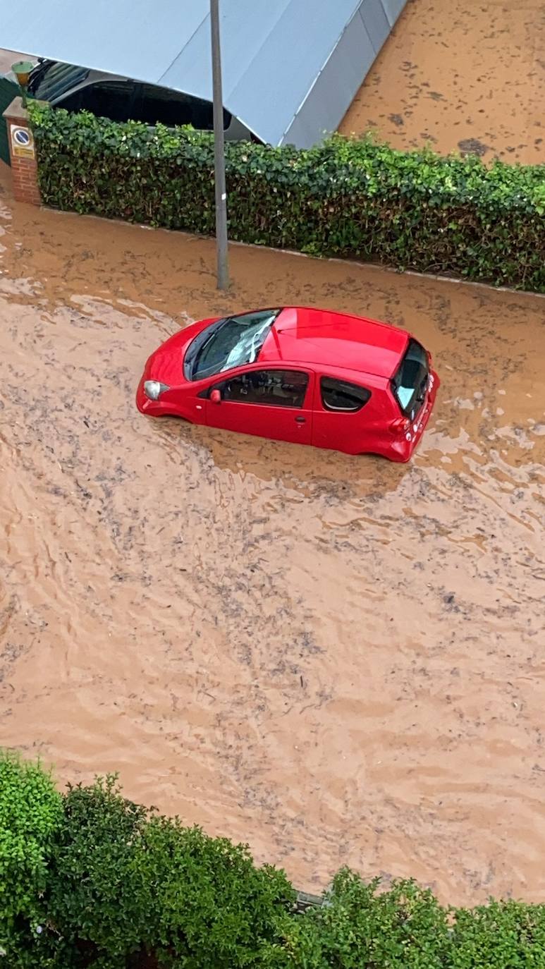 Un coche, afectado por las lluvias. 