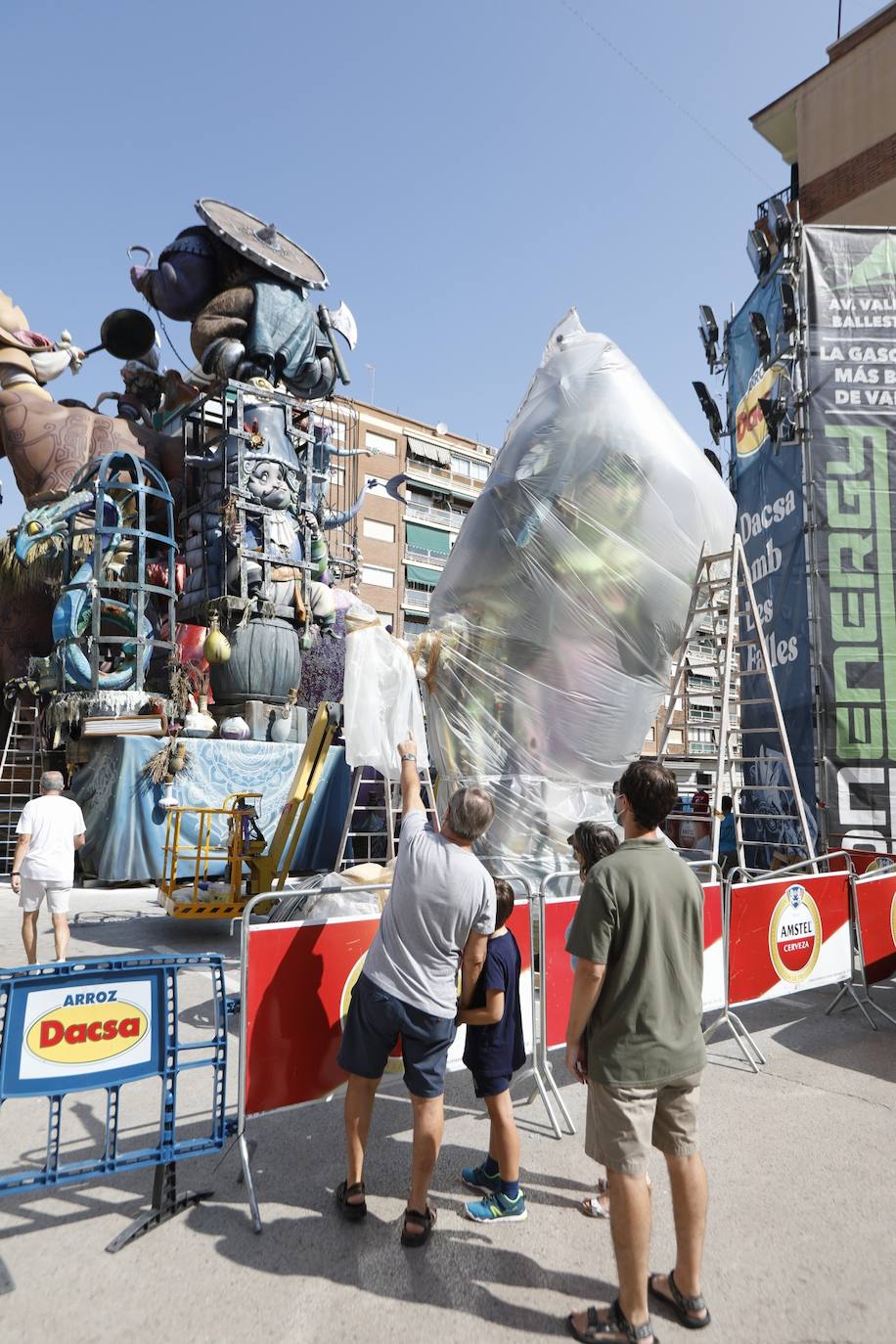 La lluvia acecha la plantà de las fallas. Muchos artistas han decidido cubrir sus monumentos con plástico ante los avisos de precipitaciones activados para los próximos días, para proteger las piezas de cualquier imprevisto.