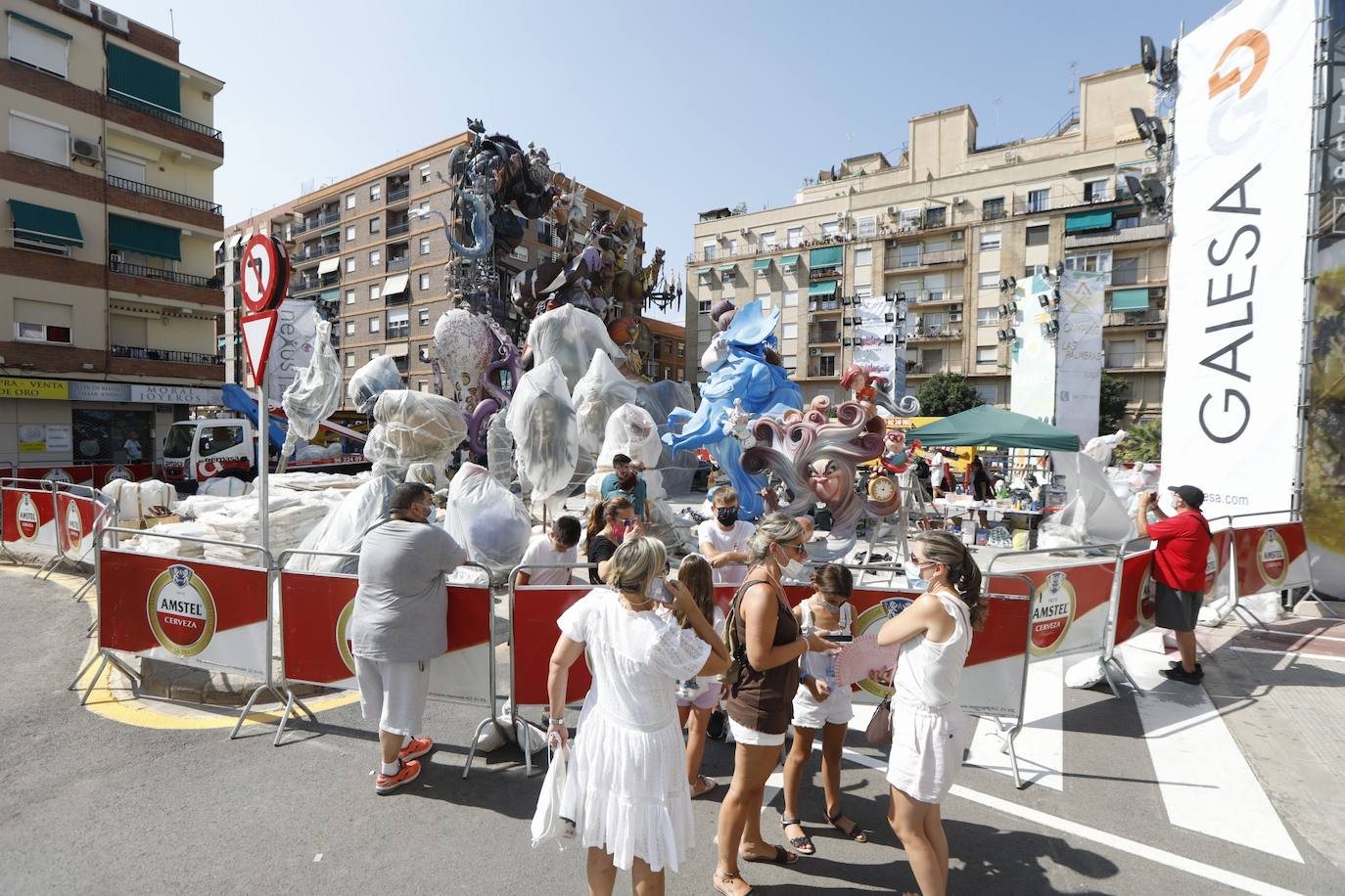 La lluvia acecha la plantà de las fallas. Muchos artistas han decidido cubrir sus monumentos con plástico ante los avisos de precipitaciones activados para los próximos días, para proteger las piezas de cualquier imprevisto.