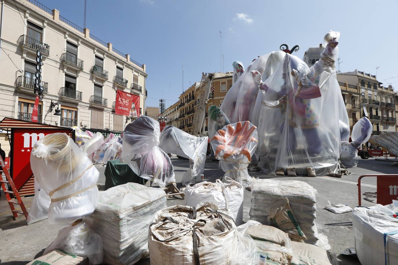 La lluvia acecha la plantà de las fallas. Muchos artistas han decidido cubrir sus monumentos con plástico ante los avisos de precipitaciones activados para los próximos días, para proteger las piezas de cualquier imprevisto.