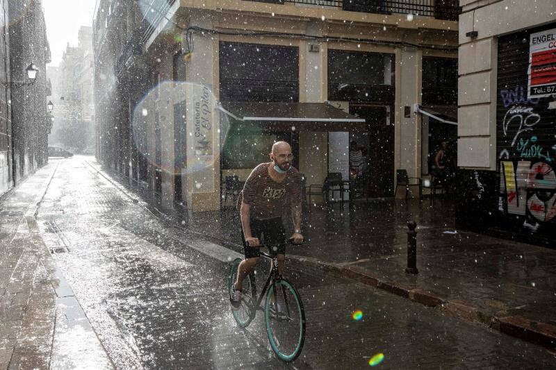 El temporal no cesa: las fuertes tormentas barren de nuevo el interior de la Comunitat y llegan a Valencia