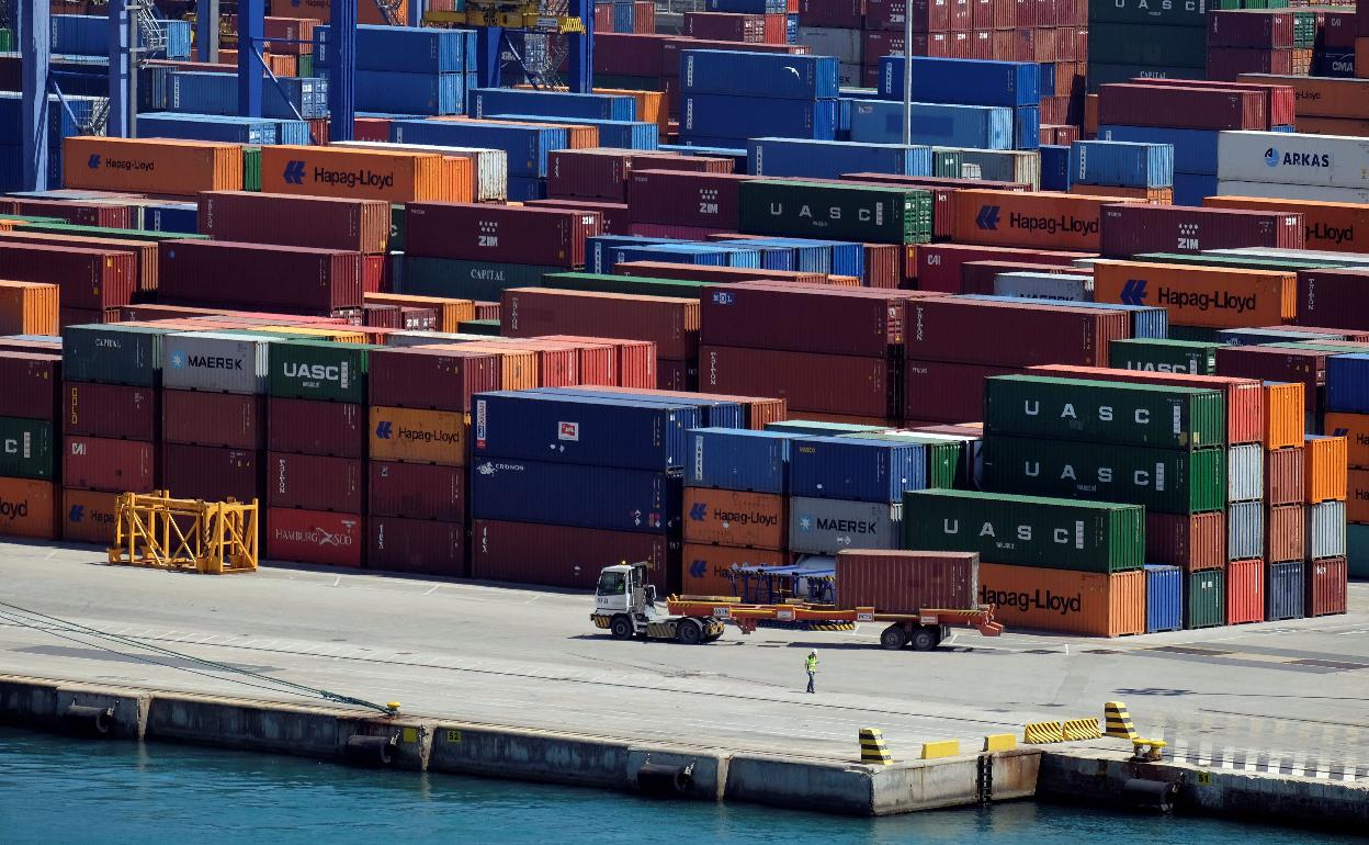 Contenedores apilados en la terminal de la empresa APM. 